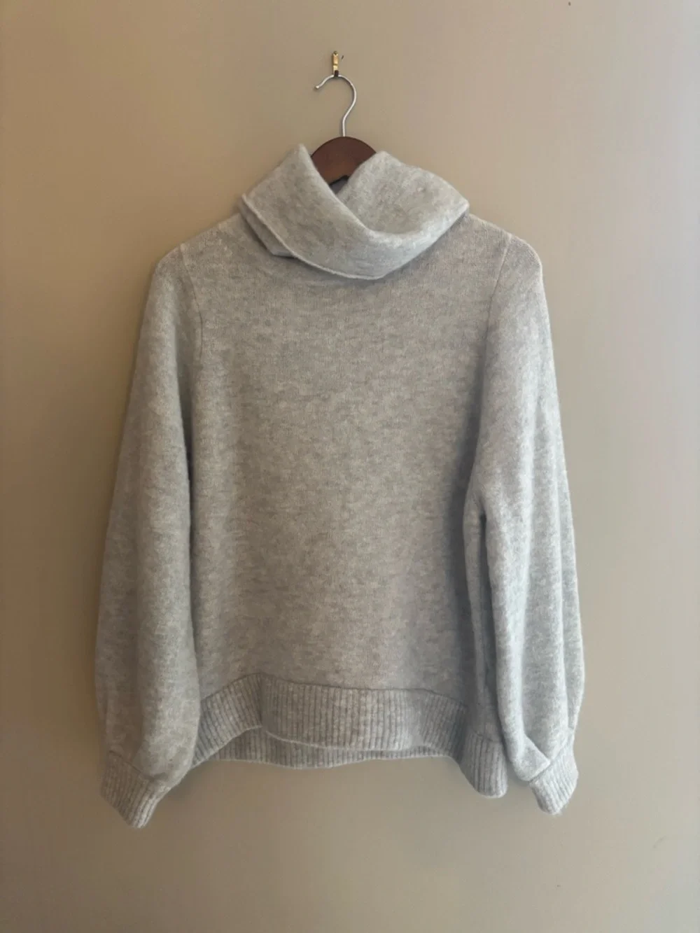 Aritzia Babaton The Group Adichie Sweater Light Grey Sweater size Medium - Picture 3 of 12